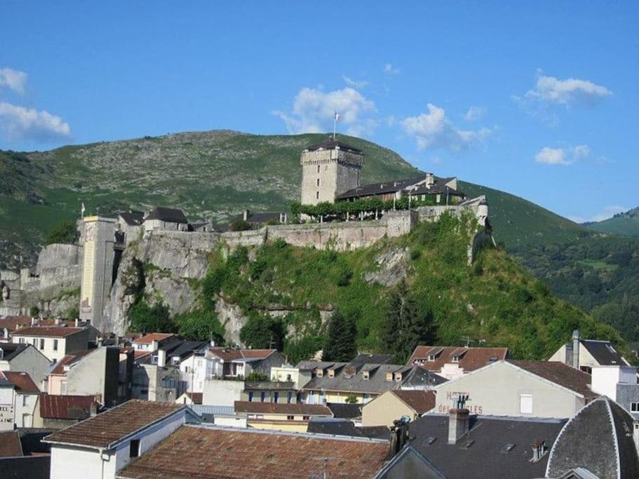 Vue Sur Chateau De Lourdes